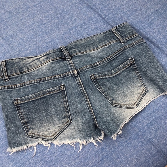 Simple flare jean shorts - Picture 2 of 3